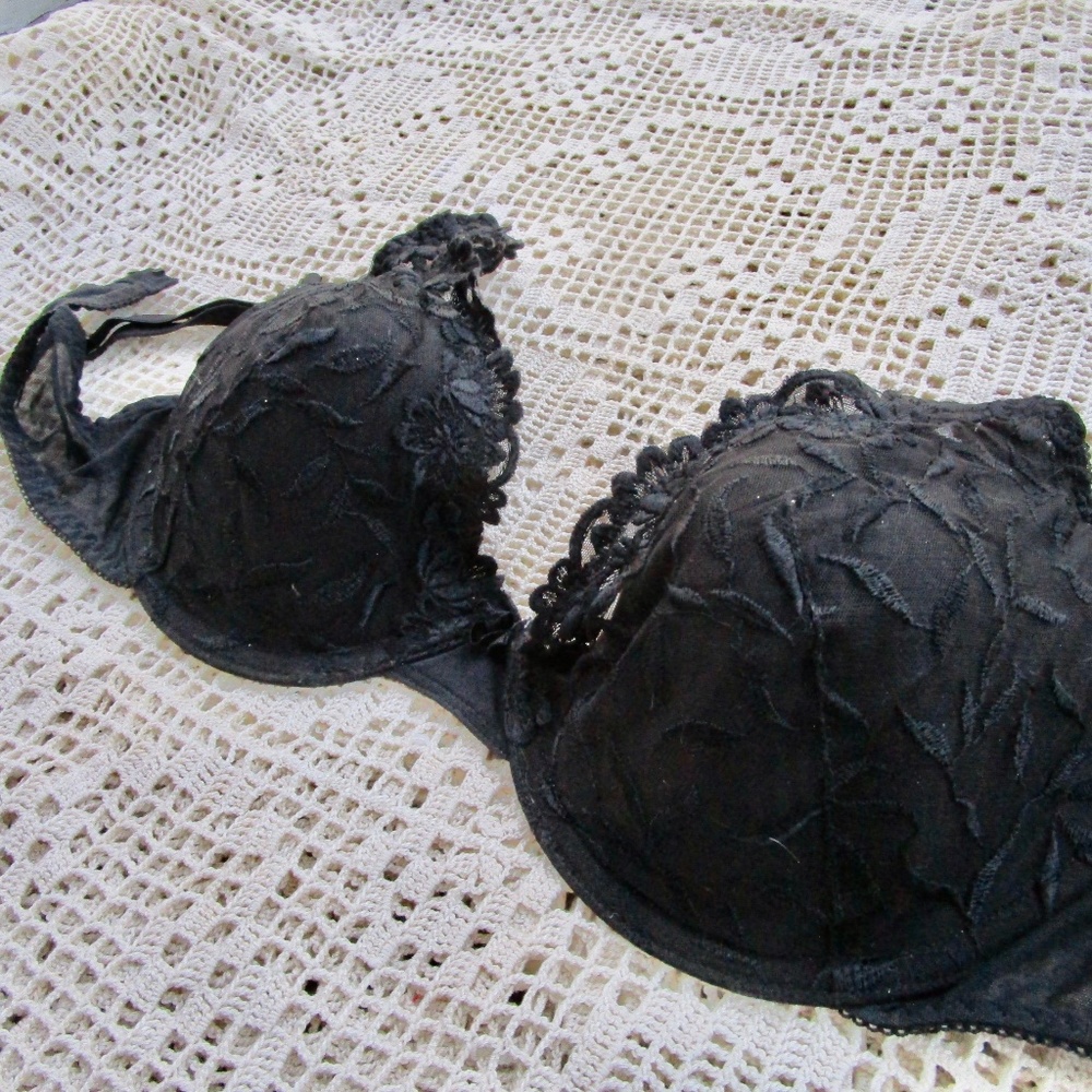 lacy black Wonderbra, plunge, convertible, size 38d